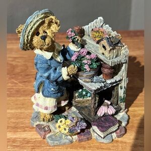 Boyd’s Bears & Friends, The Bearstone Collection. Bear with Flowers.
